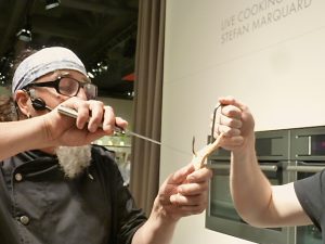 Björn hält den Haken, der kann auch anderswo aufgehängt werden