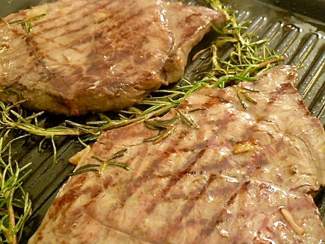 Die Steaks auf der Grillpanne braten