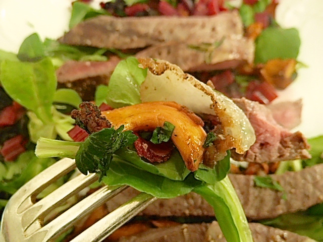 Tagliata von der Perdehüfte mit herbstlichen Salat: Pfifferlinge, Mangold, Lardo di Colonnata und Feldsalat