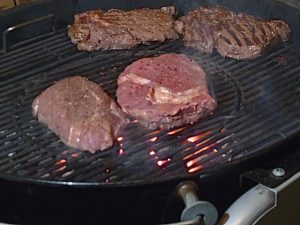 und so vorbereutet nur kurz auf den Grill legen