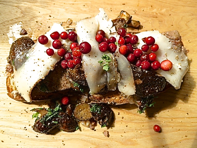 Geröstetes Brot mit Maronen, gebratener Kaninchenleber, Lardo di Colonnata und Preiselbeeren