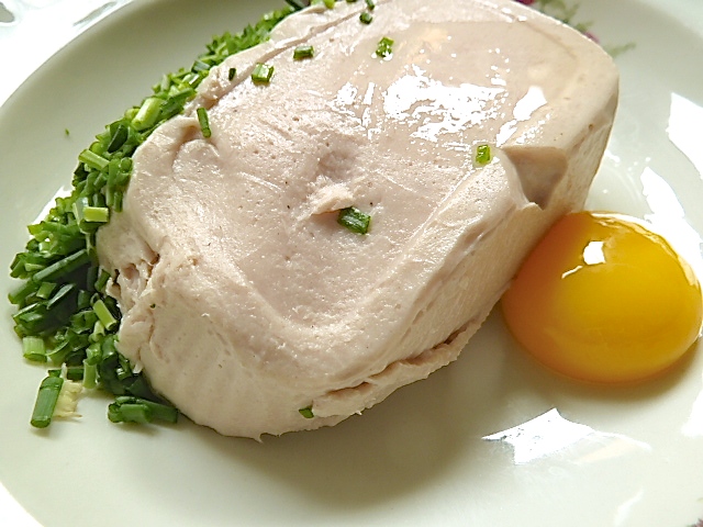 Brät, Schnittlauch und Eigelb