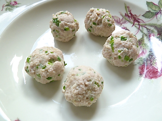 sorgfältig zu Klößen geformt, hier schon gekocht