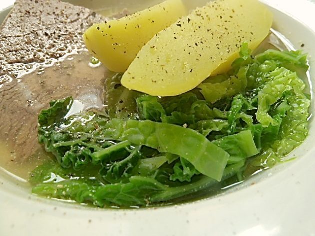 Suppenfleisch mit Estragon, Wirsing und Salzkartoffeln