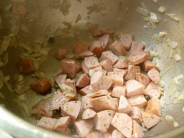 Erst wurst und Zwieben anrösten, dann Bruke und Sauerteigmasse zugeben