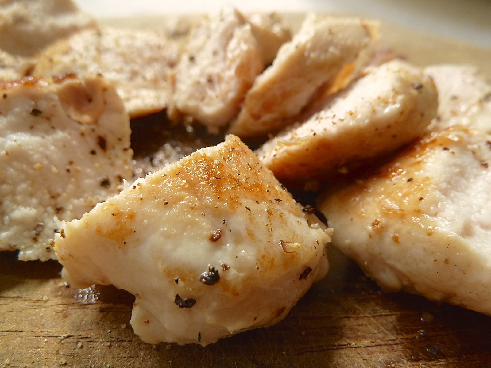Linguine mit Asiasalat in Kaninchen-Safransud und gebratenen Kaninchenfilet