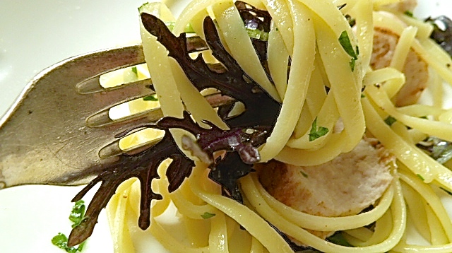 Linguine mit Asiasalat in Kaninchen-Safransud und gebratenen Kaninchenfilet