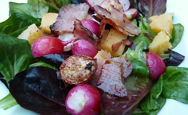 Bunter Feldsalat mit lauwarmen Muskatkürbis, Quitten, gebratenen Radieschen und Speck