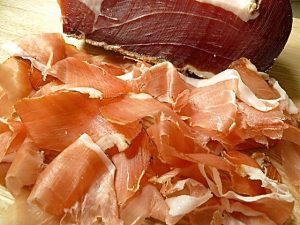 Speck dünn aufschneiden