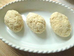 Hechtklößchen in die Form legen