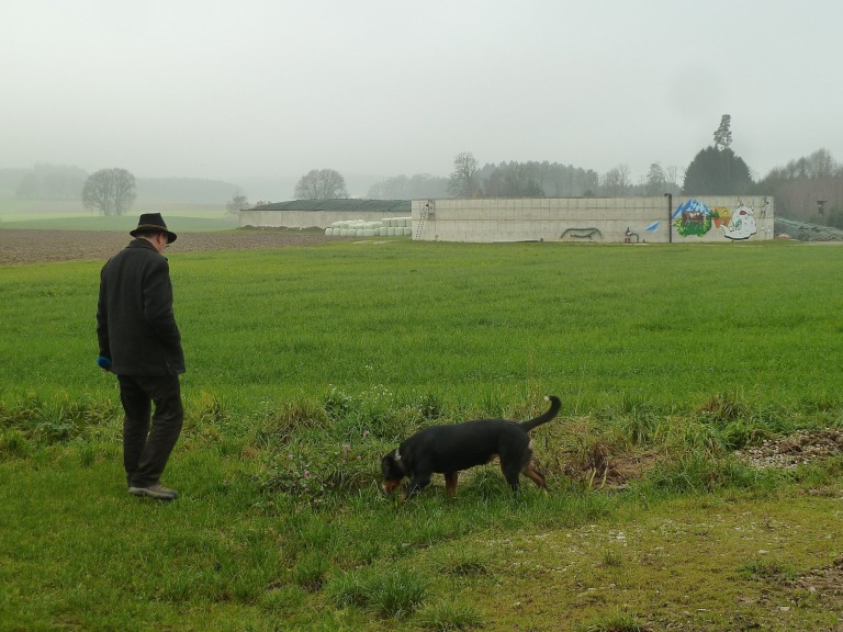 Mit dem Hofhund hinter dem Stall