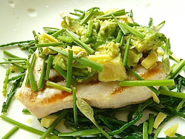 Schwertfisch mit Salicornes, Avocado, Ingwer und asiatischen Schnittlauch