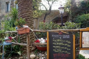 vorbei an kleinen Restaurants