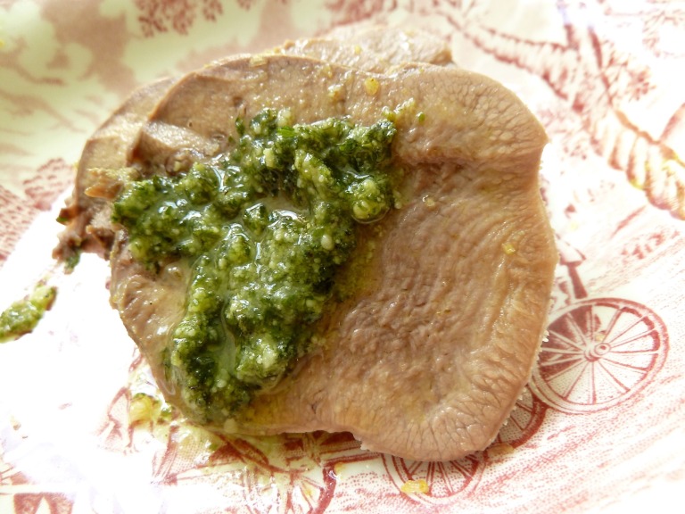 Eine kleine Scheibe mit Pesto