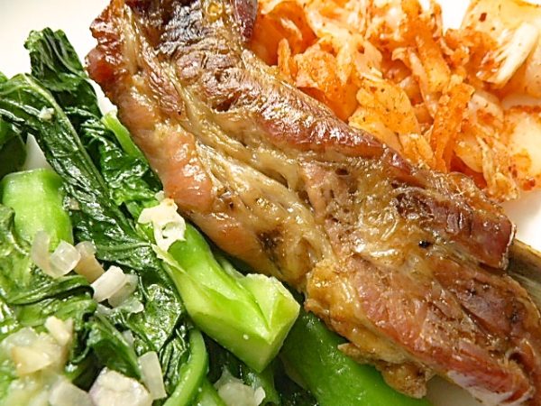 Koreanische Rippchen mit Kimchi und Gai-Lan - Der Mut Anderer