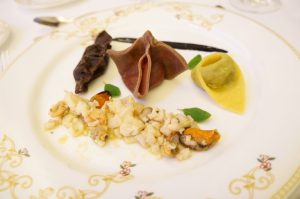 verschieden gefüllte Nudeln mit Fischragout