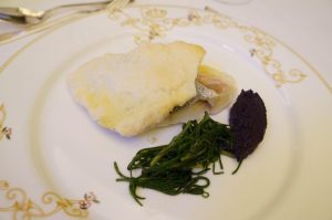 Filet von der Goldbrasse mit Salzkruste, in Salzwasser gegart und dazu: Barba dei frati