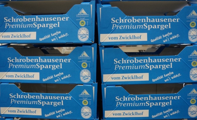 Die ersten Kisten Spargel in diesem Jahr