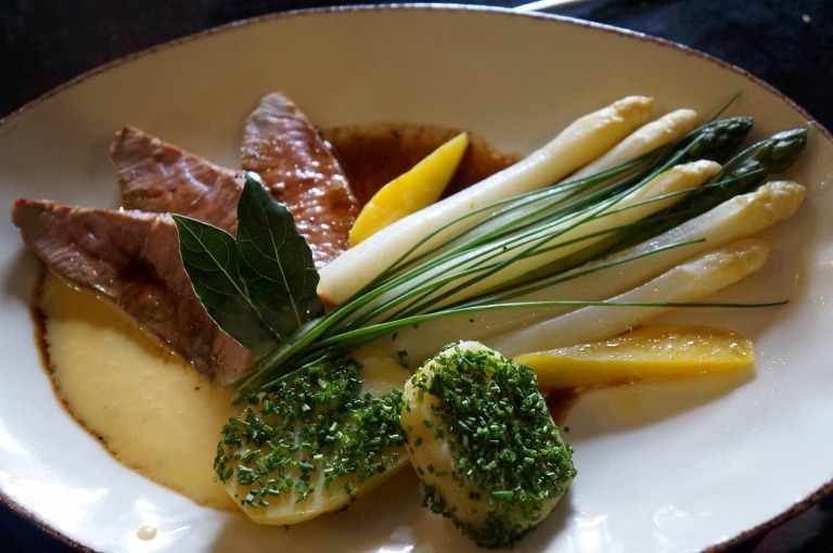 Spargel, Sauce Hollandaise, Kalbsfilet und Kartoffeln mit Schnittlauch