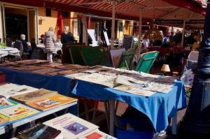 seitlich vom Flohmarkt haben die Cafés geöffnet