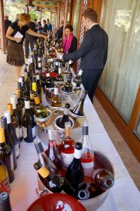 die das Mittagsbuffet begleitende Weinbar