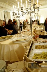 mit verschiedenen großen Buffets