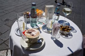zu Wein, Kaffee, Oliven und Chips
