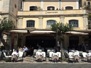 auf ins Strassencafé