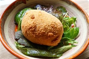 kroß gebacken auf frischem Salat