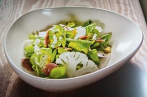 Gepökelte Entenmägen & Feldsalat mit Radieschen, Blumenkohl und Meerettich