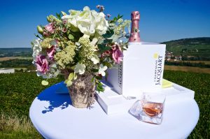 Rosé Champagner und Blumenbouquets
