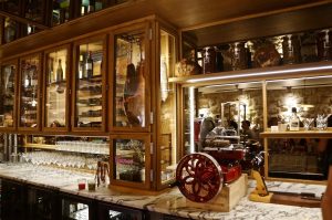 Schinkenkeulen im Schrank