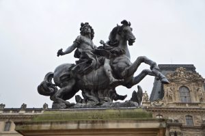Reiterstatue von König Louis XIV im Innenhof des Louvre-