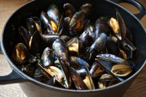 und Muscheln schmeckt der Wein
