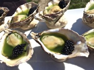 Austern mit Gurkengelee und Kaviar