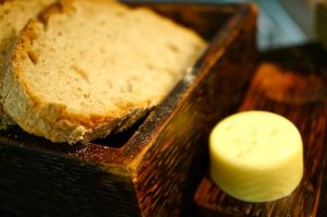 dazu geräucherte Butter und fluffiges Weißbrot