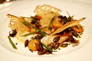 Muschel, Brotchips, Kürbiskerne