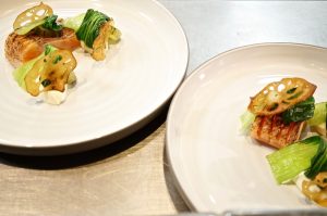 fertig angerichtet auf dem Weg ins Restaurant
