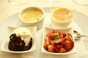 Gemischtes Dessert - Panna Cotta mit hausgemachter Marmelade, Nusshalbgefrorenes, mit heißer Schokolade, Creme Brulé mit Erdbeeren