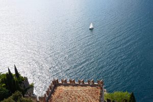 Blick vom Castello über den strahlend blauen See