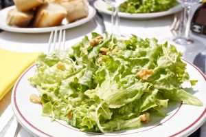 dazu Salat mit Walnussdressing