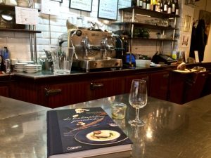 mein neues Kochbuch und ein Glas Wein