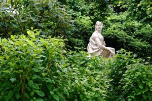 Dame im Grünen