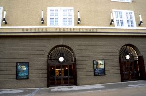 abends durch Salzburg, vorbei am Festspielhaus