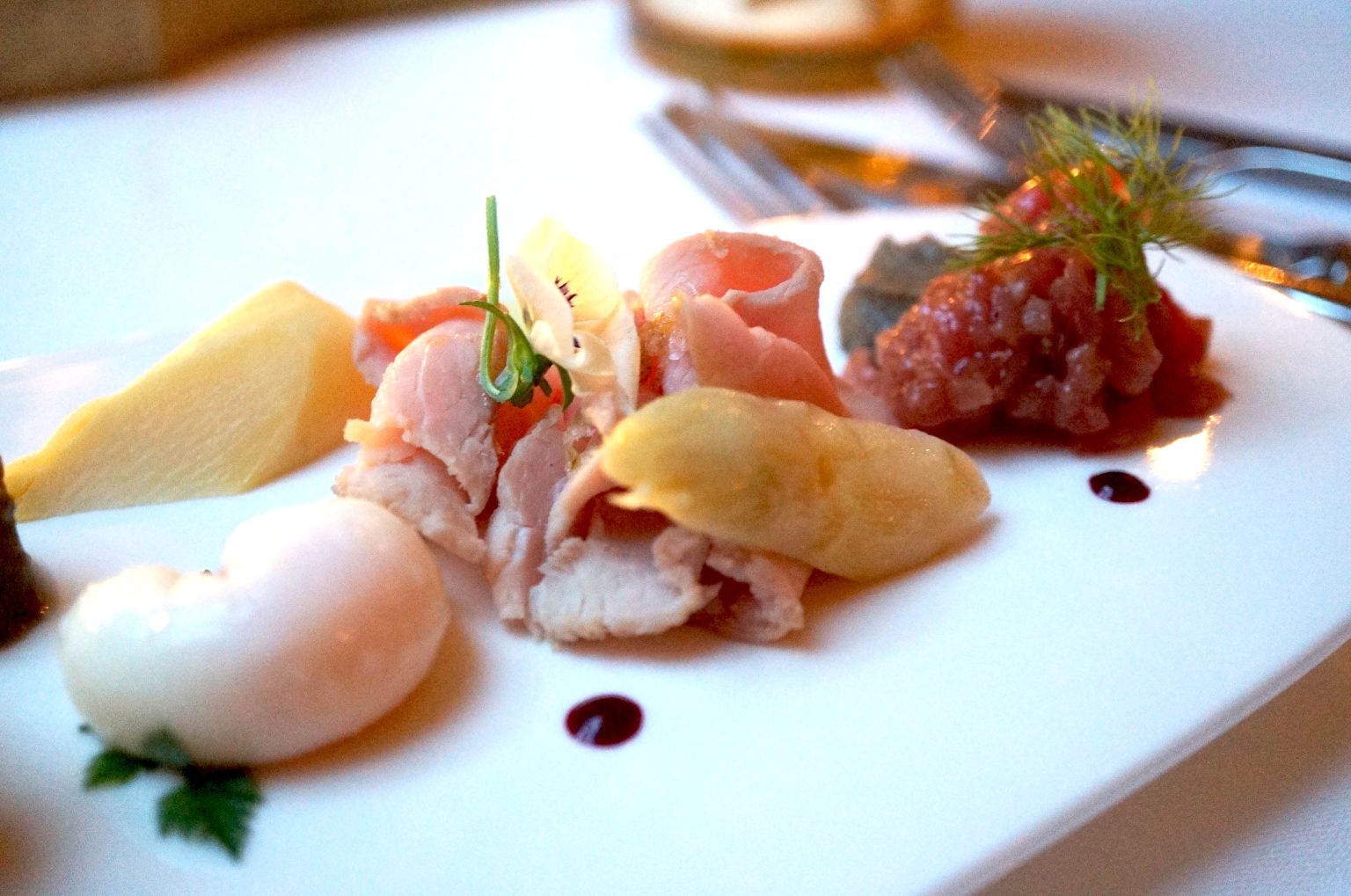 Hechtklößchen in Estragon-Bechamel mit Stilfser Käse überbacken und ... Hechtklößchen in Estragon-Bechamel mit Stilfser Käse überbacken und ...