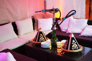 Shisha rauchen im Zelt