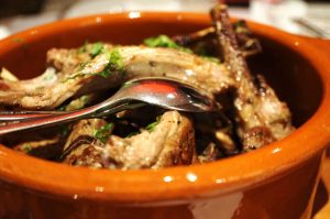 die Lammkotelettes gebraten