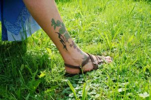 der Gundermann als Tattoo und auf der Wiese