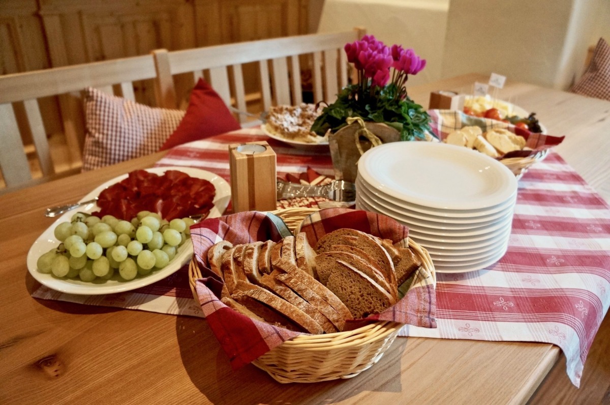 Bünderfleisch, Schinken, Käse und selbstgebackener Kuchen