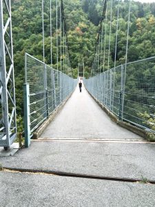 über die Hängebrücke